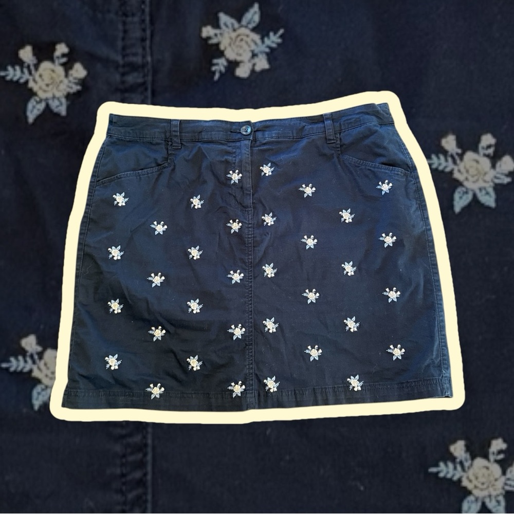 Karen Scott Navy Skort with White Floral Embroidery - Picture 3 of 11